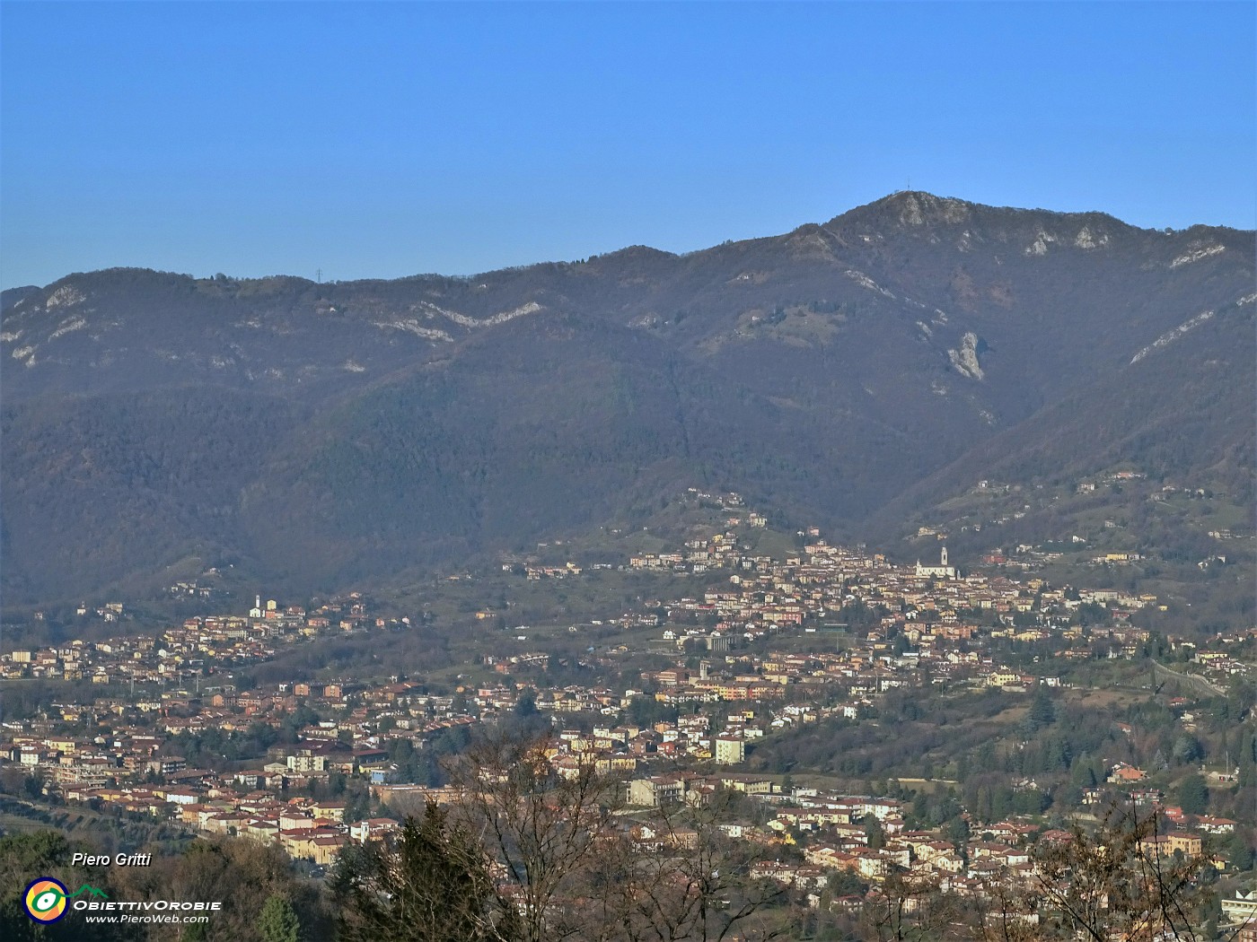 30 Dal Parco del Castello di San Viglio vista verso Canto Alto.JPG -                                